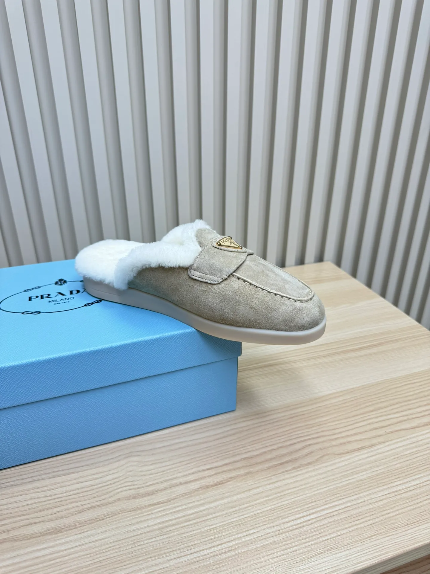 👟👟Ex-factory price 600👟👟 Prada / Prada (men and women) 24 new autumn and winter wool lining / loafers, wool collar echoes the design up and down! The Prada brand logo is outlined to highlight the high-end atmosphere! Made of sheepskin lining imported from Australia, the warmth retention effect in winter is great 👍 Fabric: Imported two-layer frosted cowhide Lining: Sheepskin imported from Australia One-piece Outsole: Original Tpu absorbent film outsole Female size: 35～41 (41 customized) Male size: 39～45 (45 customized)